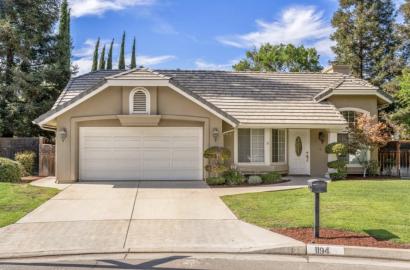 1194 E Le Parc Dr, Fresno, CA 93720