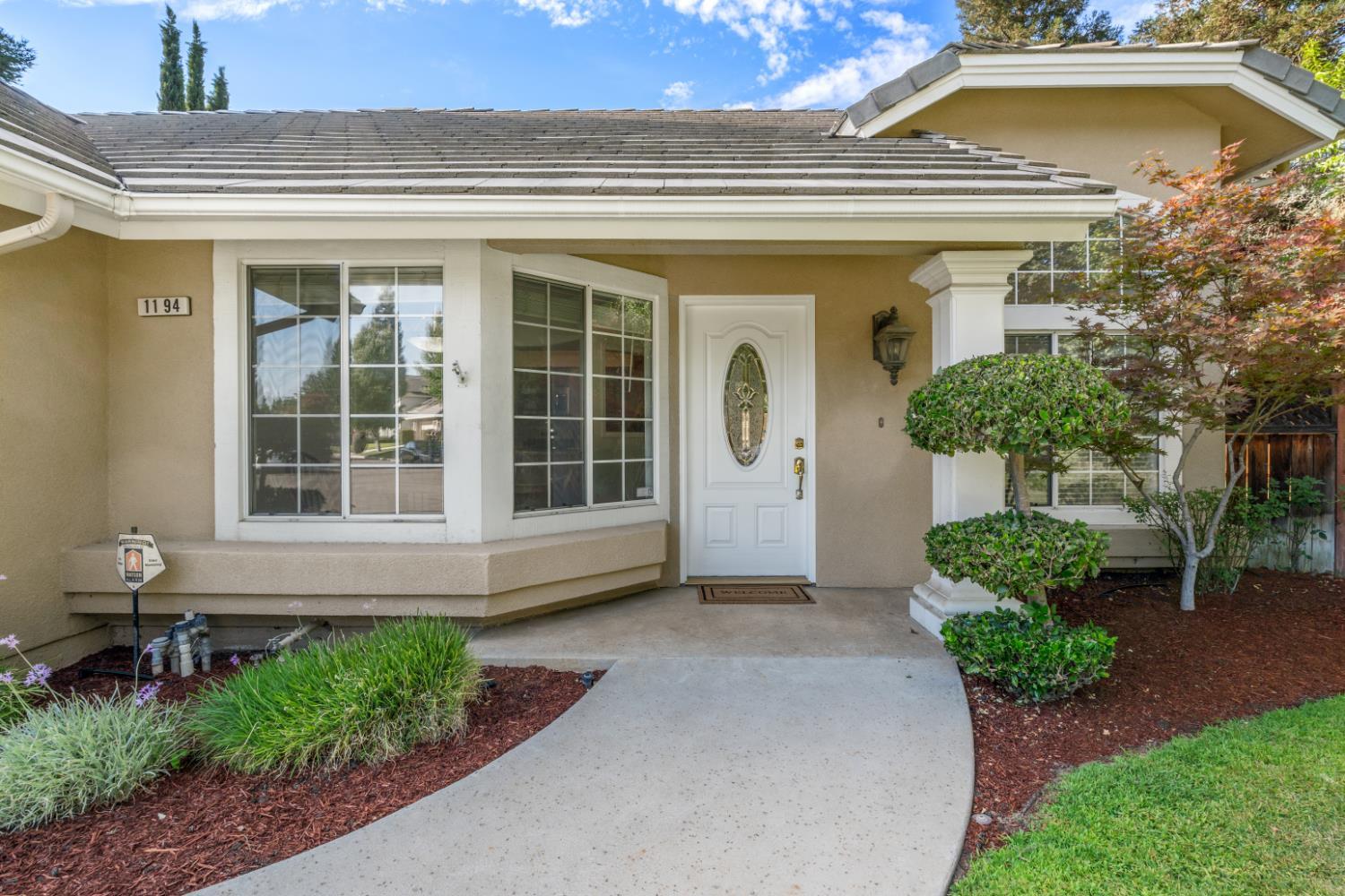 1194 E Le Parc Dr, Fresno, CA 93720