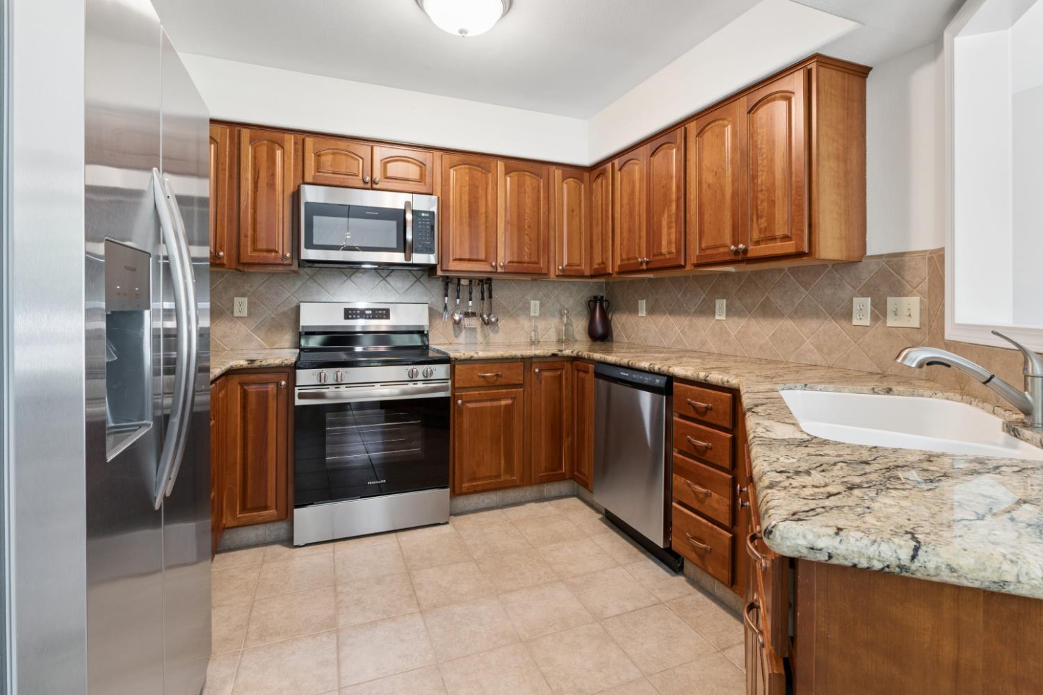 1194 E Le Parc Dr, Fresno, CA 93720