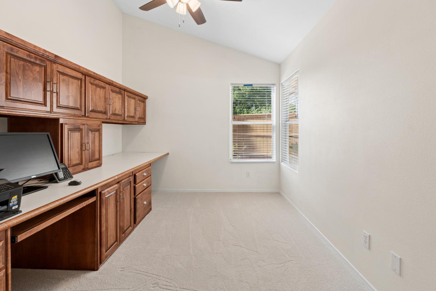 1194 E Le Parc Dr, Fresno, CA 93720