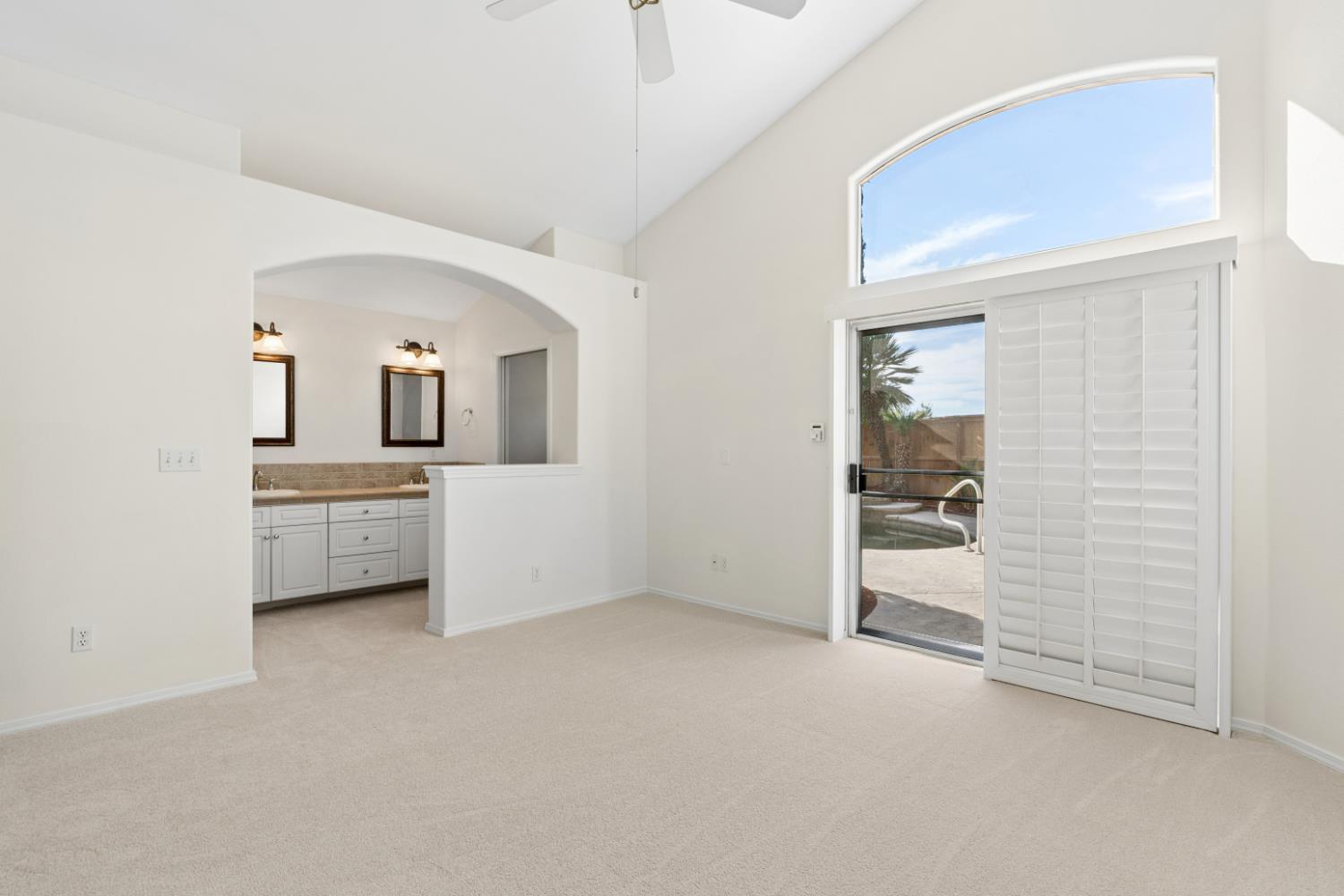 1194 E Le Parc Dr, Fresno, CA 93720