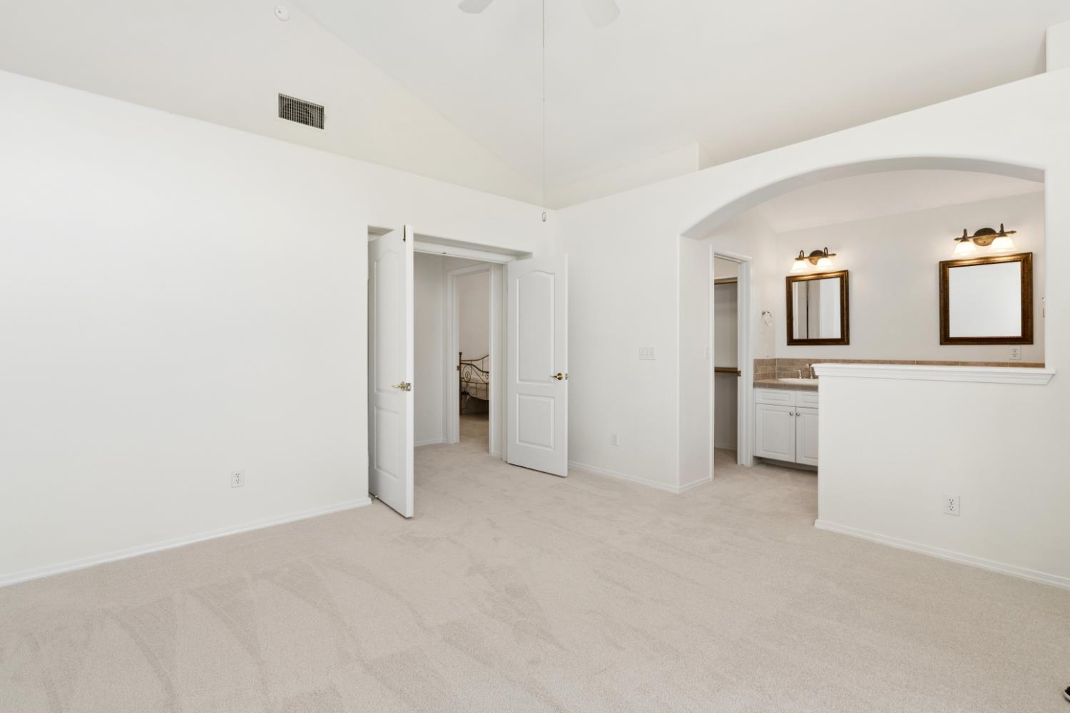 1194 E Le Parc Dr, Fresno, CA 93720