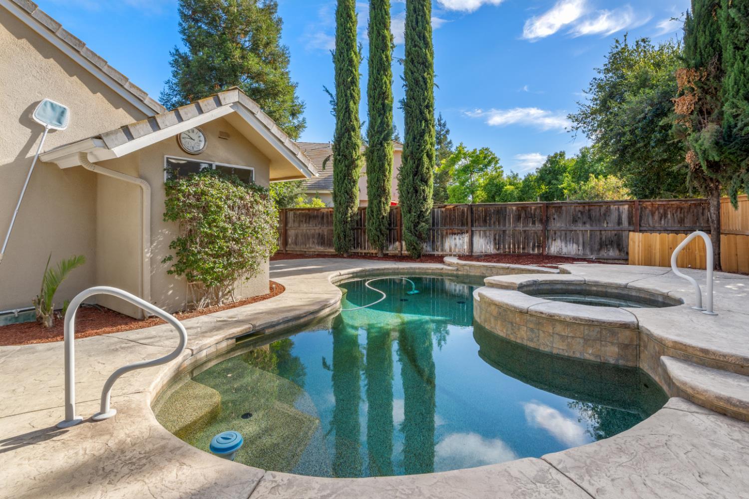 1194 E Le Parc Dr, Fresno, CA 93720