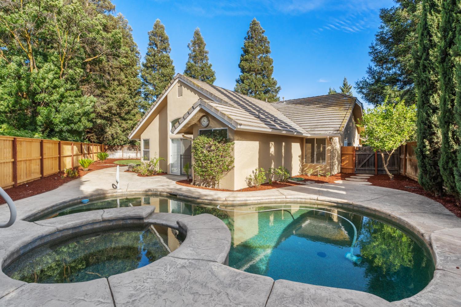 1194 E Le Parc Dr, Fresno, CA 93720