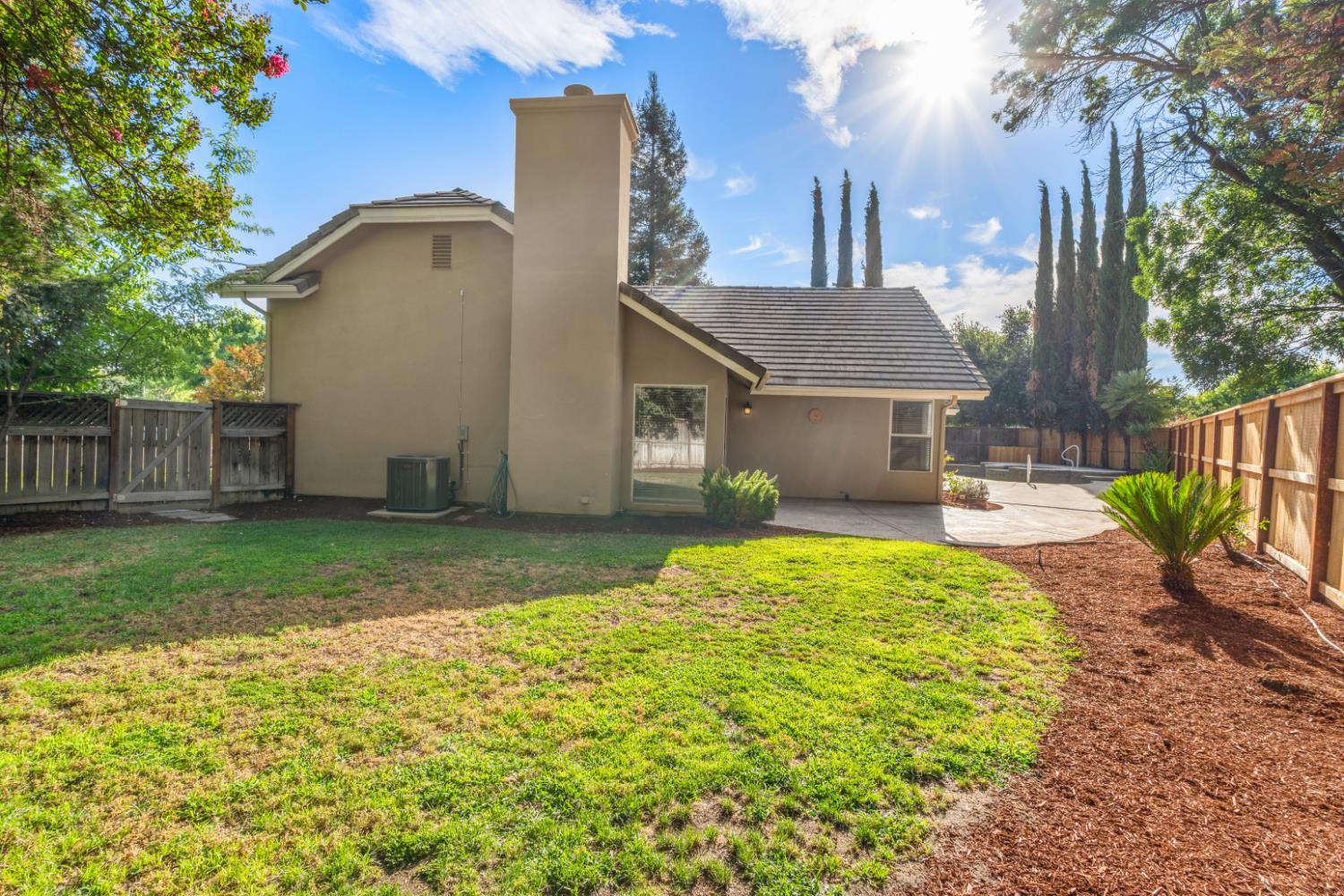 1194 E Le Parc Dr, Fresno, CA 93720